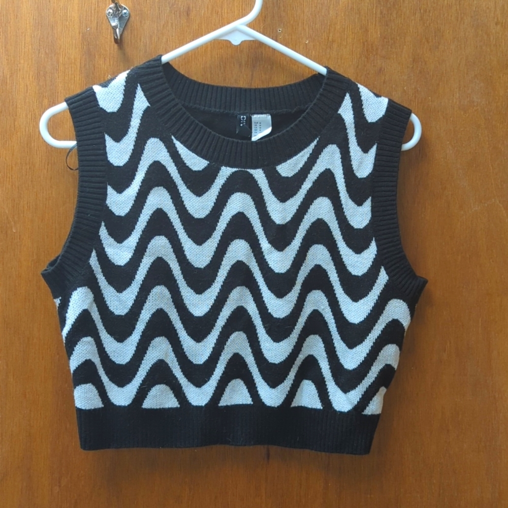 Black and white sweater vest, size medium